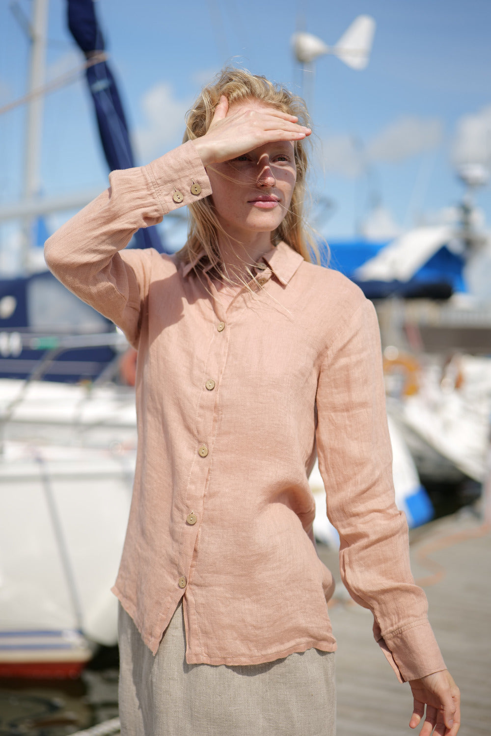 Lightweight Old Linen Mill shirt with wooden buttons in front