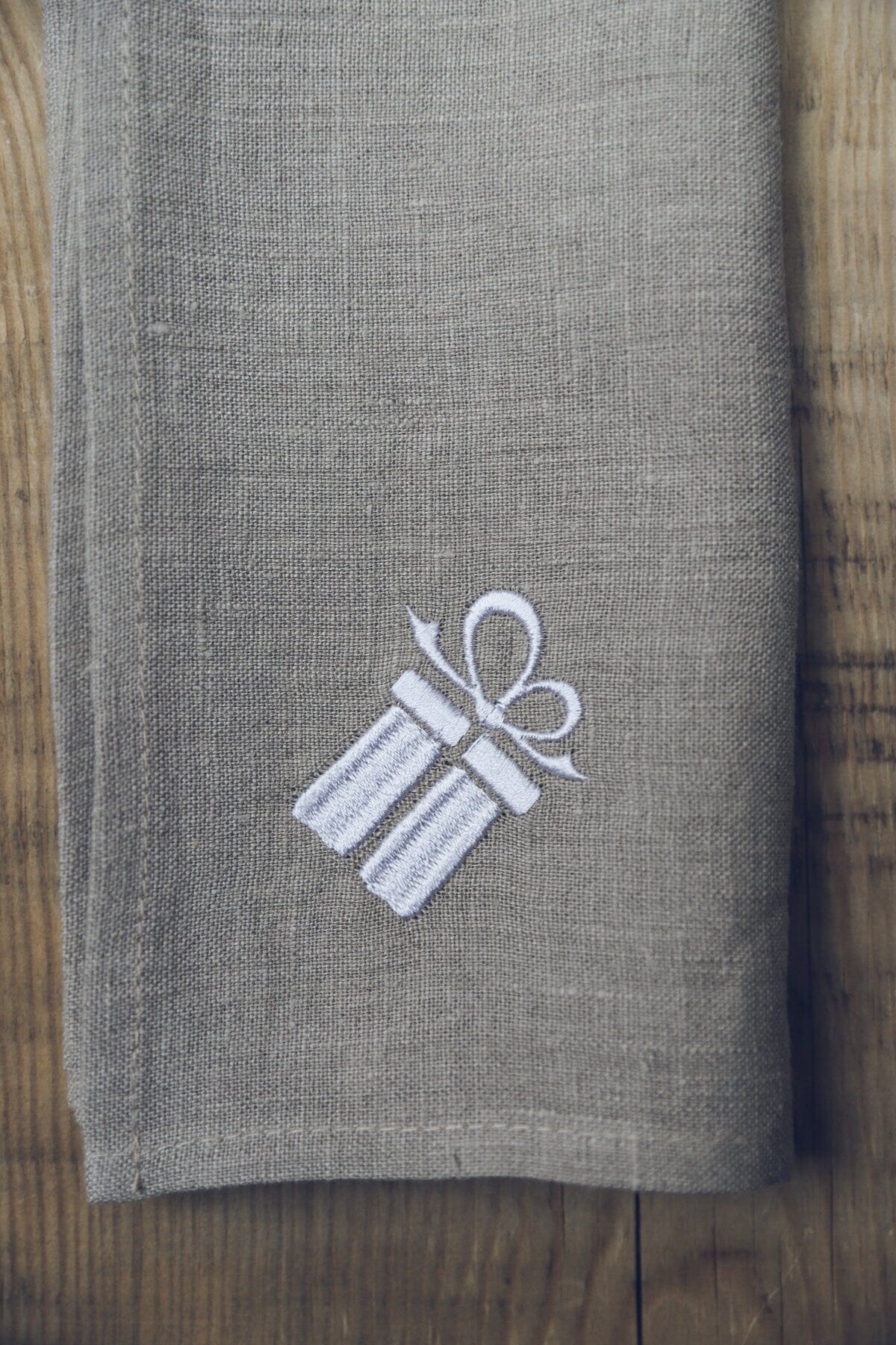 Sets of Handmade Gift Linen Table Napkins with Gift Box Old Linen Mill 45 x 45 cm; 17.7" x 17.7" 4napk+white gift box 